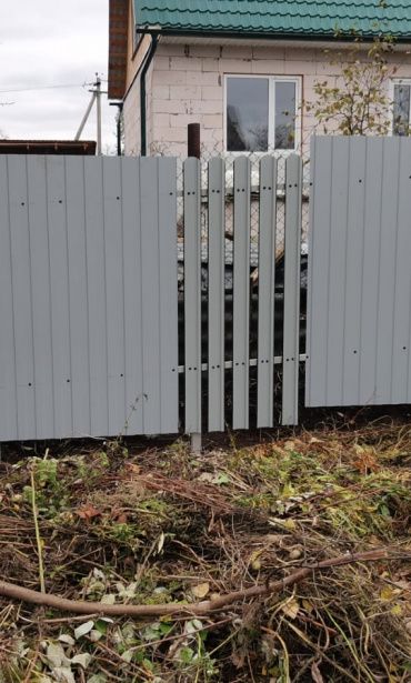 Фото комбинированного забора из евроштакетника и профнастила