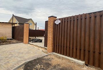 Забор для дачи из металлического штакетника  с кирпичными столбами