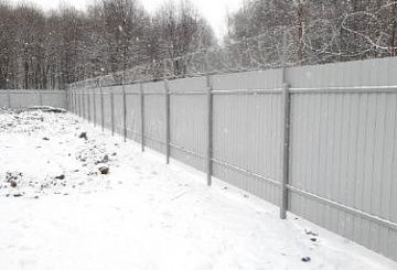 Забор из профнастила для режимных объектов с "егозой"