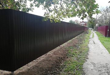 Забор из профнастила на винтовых сваях